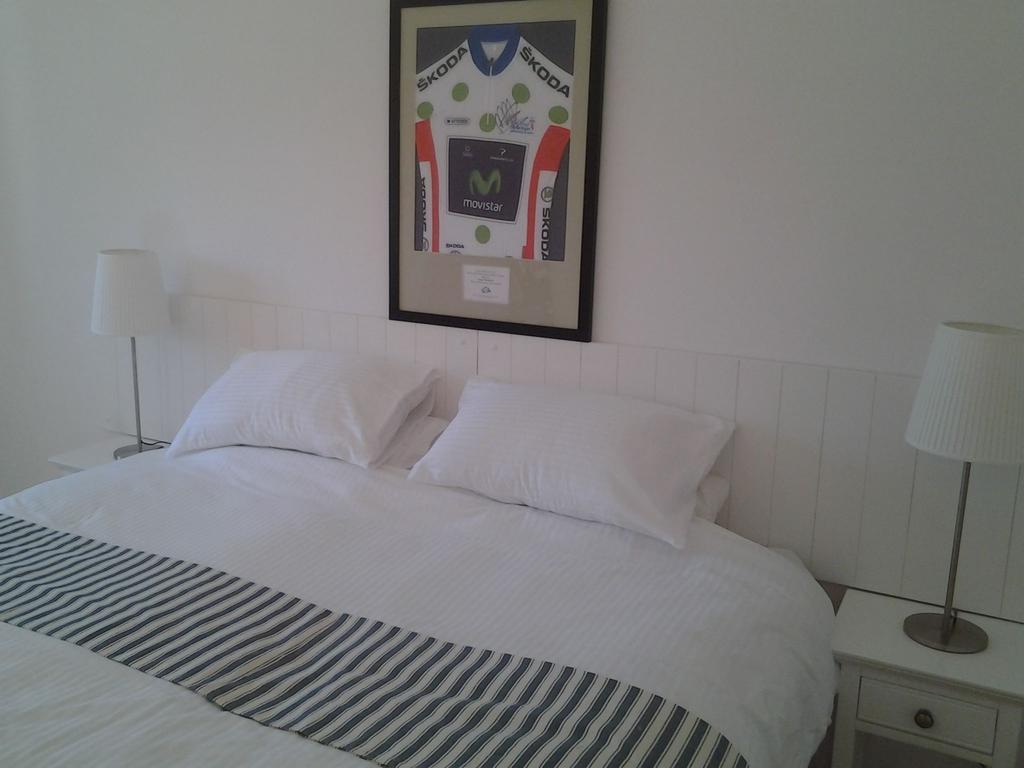 Bed and Breakfast Bedbreakfastbikespyrenees Loubieres Zimmer foto